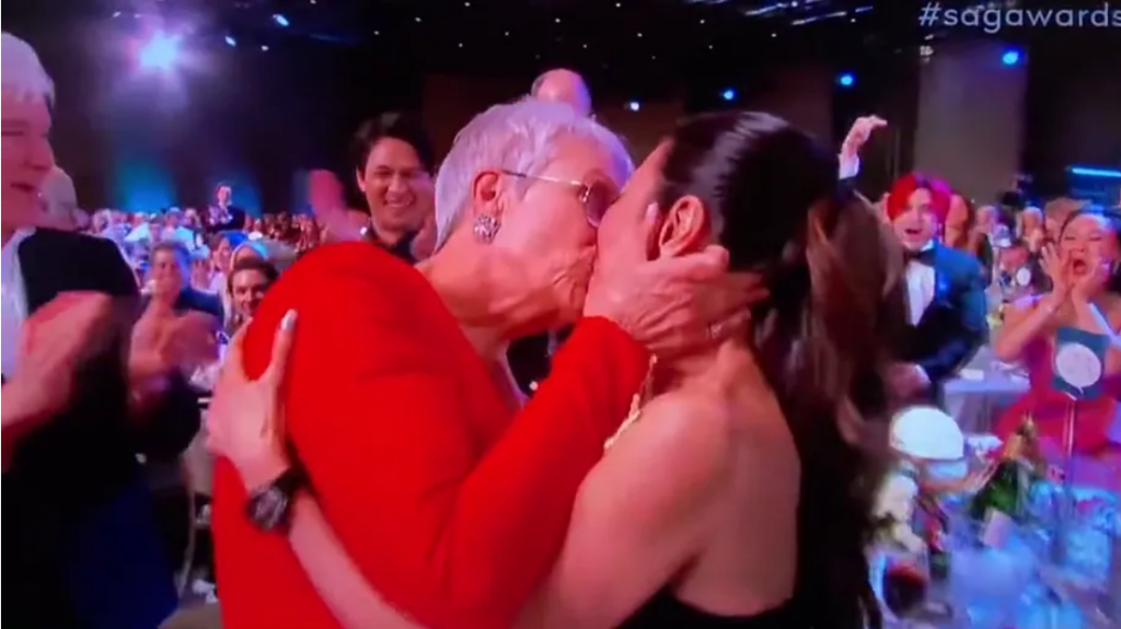Jamie Lee Curtis e Michelle Yeoh trocam um beijo no SAG Awards